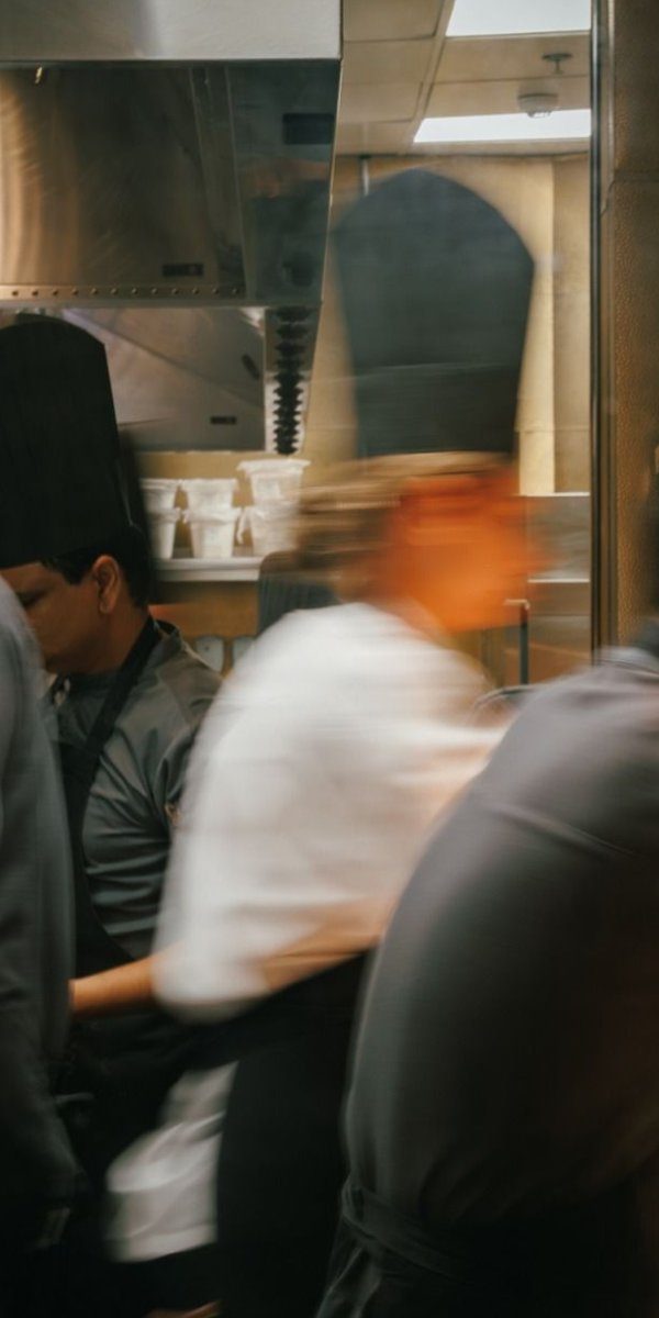 Mum ışığı ve misafirlerle sıcak bir restoran salonu